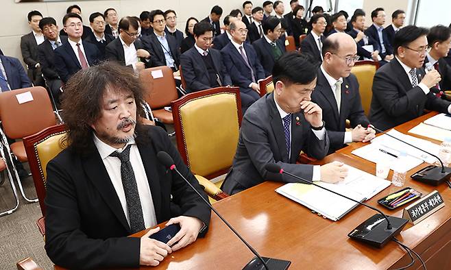 방송인 김어준 씨가 13일 오전 서울 여의도 국회에서 열린 과학기술정보방송통신위원회 전체회의에 출석해 계엄 사태 당시 암살 제보와 관련해 폭로하고 있다. 뉴스1