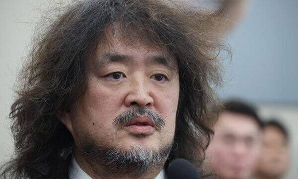 방송인 김어준씨가 13일 서울 여의도 국회에서 열린 제419회 국회(임시회) 제1차 과학기술정보방송통신위원회 전체회의, 비상계엄 관련 현안질의에 참고인으로 출석해 증언을 하고 있다. 뉴시스