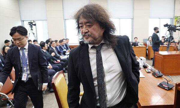 13일 국회 과학기술정보방송통신위원회 전체회의에서 방송인 김어준씨가 계엄 당시 암살조 가동 등 제보 내용을 밝힌 뒤 회의장을 나가고 있다. 연합뉴스