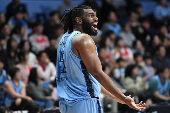 앨런 윌리엄스가 지난 8일 고양 소노아레나에서 열린 2024~25 프로농구 정규시즌 서울 SK와의 홈 경기에서 심판 판정에 항의하고 있다. KBL 제공