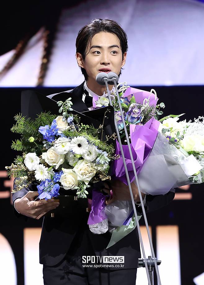 ▲ 삼성 외야수 구자욱이 13일 서울 삼성동 코엑스 오디토리움에서 2024 신한 SOL뱅크 KBO 골든글러브 시상식에서 외야수 부문 골든글러브를 수상하고 소감을 말하고 있다.&nbsp;ⓒ곽혜미 기자