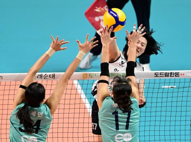 GS칼텍스 시절 문지윤(밑에서 오른쪽)이 강소휘의 공격을 막으려 하고 있다. /사진=한국배구연맹 제공