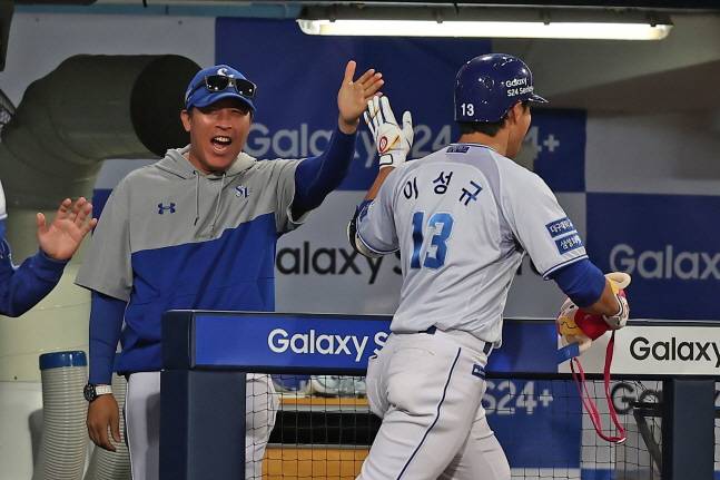 이병규 LG 퓨처스 감독(왼쪽)의 삼성 라이온즈 수석코치 시절. /사진=삼성 라이온즈 제공