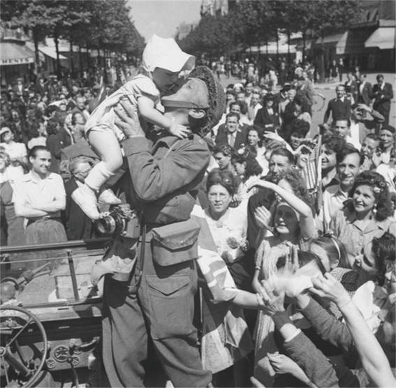 파리 탈환 후 환호하는 시민들. [사진 | Universal History Archive]