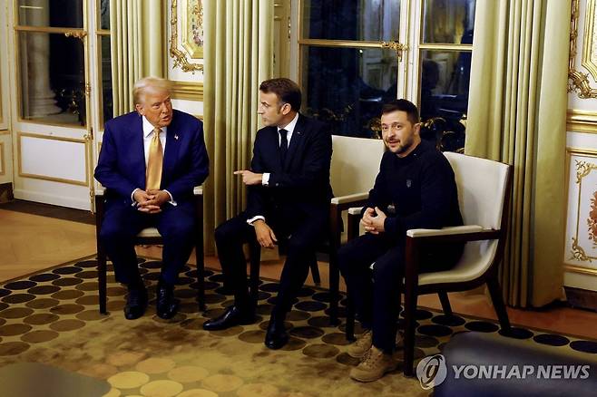 지난주 프랑스 파리에서 만난 도널드 트럼프 미국 대통령 당선인(왼쪽), 에마뉘엘 마크롱 프랑스 대통령(가운데), 볼로디미르 젤렌스키 우크라이나 대통령 [EPA=연합뉴스]