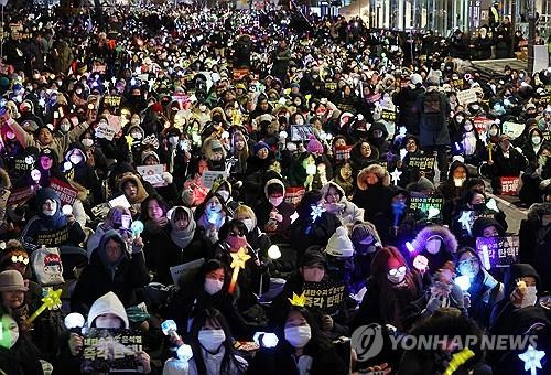 탄핵 집회 (서울=연합뉴스) 김성민 기자 = '윤석열 즉각 퇴진·사회대개혁 비상행동' 주최로 13일 오후 서울 영등포구 국회의사당 인근에서 열린 탄핵소추안 국회 통과 촉구 촛불집회에서 참가자들이 응원봉을 들고 집회에 참여하고 있다. 2024.12.13