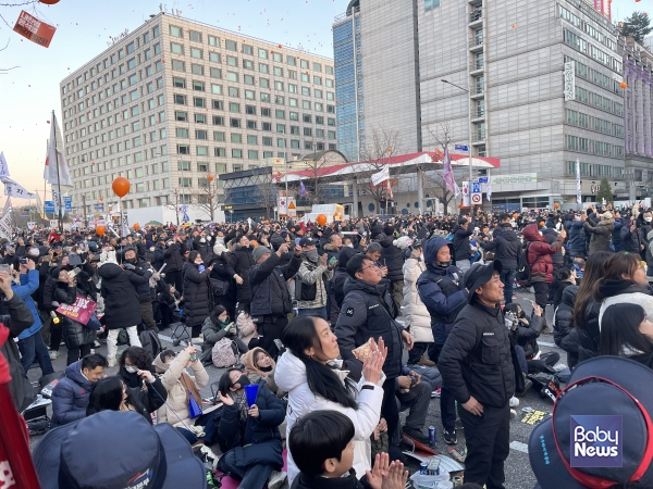 14일 오후 윤석열 대통령에 대한 탄핵소추안이 가결되는 순간, 아이와 엄마, 아빠를 비롯한 국민들이 환호하고 있다. 소장섭 기자 ⓒ베이비뉴스