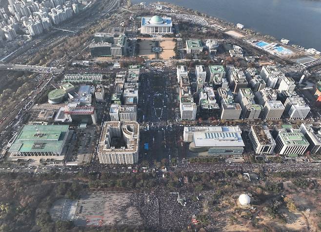 14일 서울 영등포구 여의도 국회 일대에 윤석열 대통령 탄핵 촉구 집회 참석자들이 운집해 있다. (사진=연합뉴스)