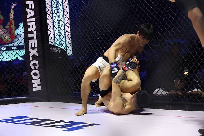 최성혁(위)이 그라운드에서 장익환을 몰아붙이고 있다. 사진=ZFN 제공