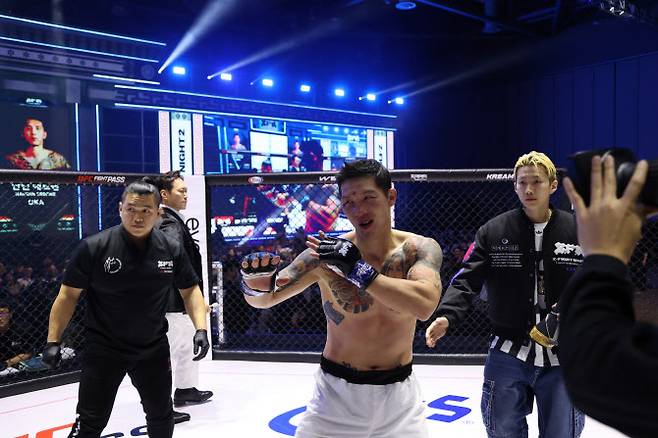 난딘 에르덴이 종합격투기 ZFN 대회에서 홍준영을 이긴 뒤 기뻐하고 있다. 사진=ZFN