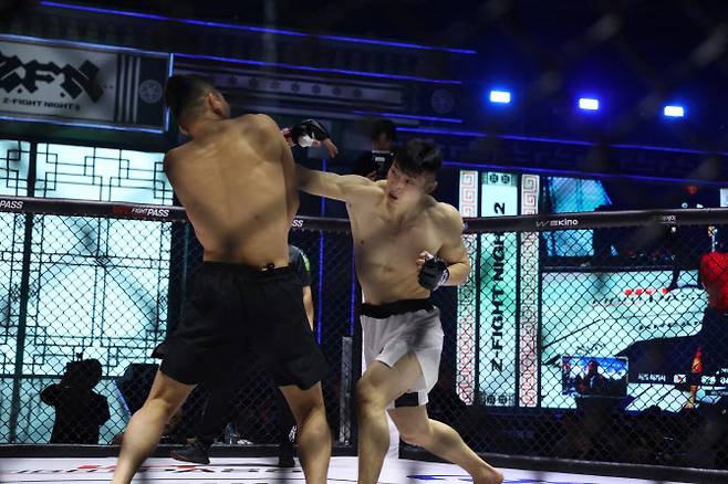 장윤성이 ZFN 02 대회에서 일본의 사토 타카시를 상대로 펀치를 적중시키고 있다. 사진=ZFN