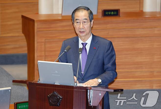 한덕수 국무총리가 13일 오후 서울 여의도 국회에서 열린 제419회국회(임시회) 제3차 본회의에서 조정식 더불어민주당 의원의 윤석열 대통령 위헌적 비상계엄 선포 내란행위 관련 긴급현안질문에 답하고 있다. 2024.12.13/뉴스1 ⓒ News1 안은나 기자