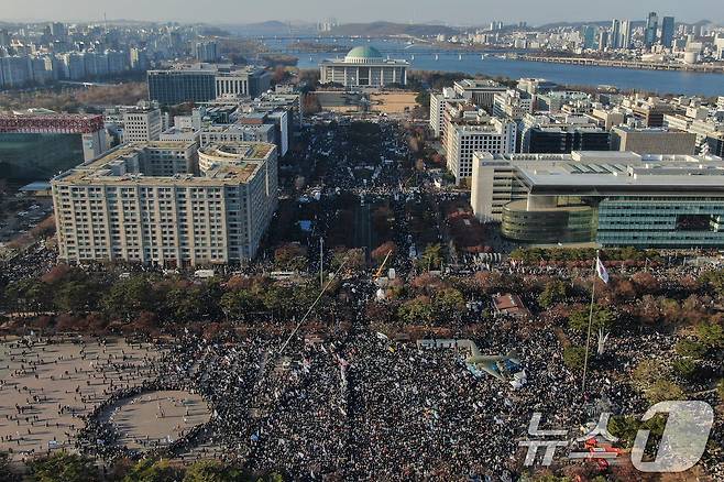 14일 오후 서울 영등포구 여의도 국회의사당 앞에서 열린 '범국민 촛불대행진'에 참석한 시민들이 국회 앞에서부터 여의도공원에 이르기까지 거리를 가득 메우고 윤석열 대통령의 탄핵을 촉구하고 있다. 2024.12.14/뉴스1 ⓒ News1 민경석 기자