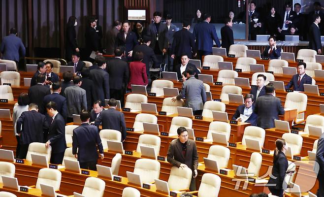 국민의힘 의원들이 14일 오후 서울 여의도 국회에서 열린 제419회국회(임시회) 제4차 본회의에서 윤석열 대통령 탄핵소추안이 가결되자 본회의장을 나서고 있다. 2024.12.14/뉴스1 ⓒ News1 김민지 기자