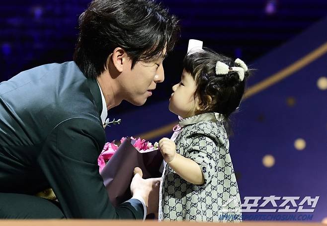 어린 딸에게 축하 받는 박찬호.