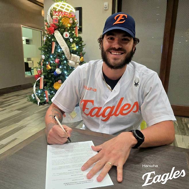 지난 3년간 일본프로야구에서 뛰었던 폰세가 한화와 100만달러에 계약했다. 그는 니혼햄과 라쿠텐에서 3년간 202이닝을 던졌다. 사진제공=한화 이글스