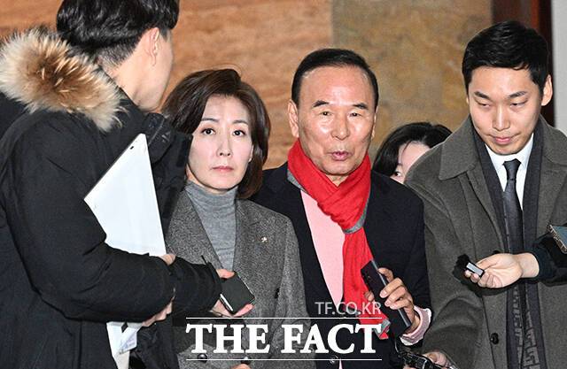 나경원 국민의힘 의원이 14일 윤석열 대통령 탄핵소추안 2차 표결을 앞두고 "적어도 국민이 직접 뽑은 대통령의 직무를 국회의원들이 탄핵소추를 통해 정지하려고 한다면 절차를 꼼꼼하게 따져야 한다"고 주장했다. 사진은 나경원 국민의힘 의원(왼쪽)과 박덕흠 의원이 이날 오전 서울 여의도 국회에서 열린 국민의힘 의원총회에 참석하고 있는 모습. /국회=박헌우 기자