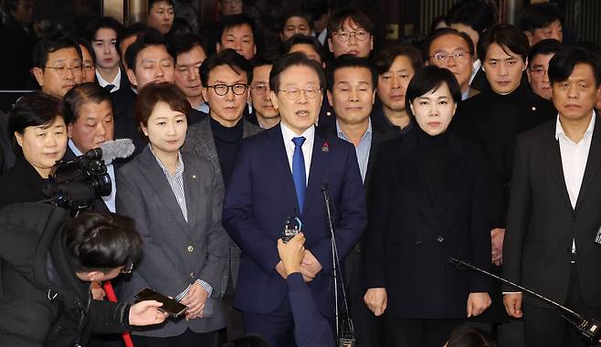 지난 4일 새벽 국회에서 비상계엄 해제요구 결의안이 통과된 후 이재명 민주당 대표가 입장을 밝히고 있다. /연합뉴스