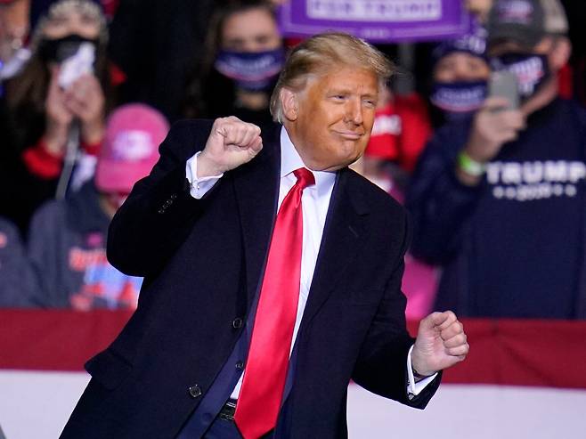 도널드 트럼프 미국 대통령이 지난 10월 13일(현지시각) 펜실베이니아주 존스타운에 있는 존스타운-캠브리아 카운티 공항에서 연설을 마친 뒤 흘러나온 노래 'YMCA'에 맞춰 가볍게 몸을 흔들며 연단을 내려오고 있다. /AP 연합뉴스