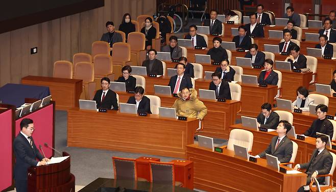 국민의힘 의원들이 14일 오후 서울 여의도 국회에서 열린 윤석열 대통령 탄핵소추안 관련 제419회국회(임시회) 제4차 본회의에서 굳은 표정으로 박찬대 더불어민주당 원내대표의 제안설명을 듣고 있다. /뉴스1