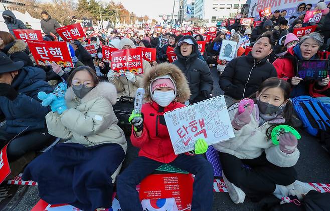 윤석열 대통령에 대한 2번째 탄핵소추안 표결이 진행되는 14일 오후 서울 여의도 국회의사당 인근에서 시민들이 피켓과 응원봉을 들고 시위를 하고 있다. 이날 어린이들도 다수 집회에 참여했다. /박성원 기자