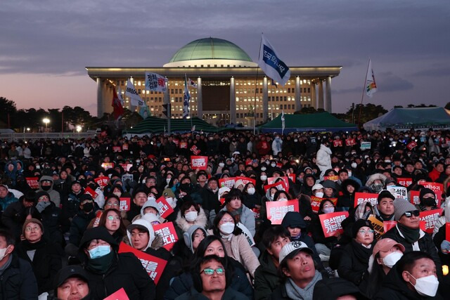 지난 7일 오후 서울 여의도 국회 의사당 앞에서 시민들이 국회 본회의장에서 진행되고 있는 김건희 여사 특검 투표 결과를 대형 화면으로 바라보고 있다. 김봉규 선임기자 bong9@hani.co.kr