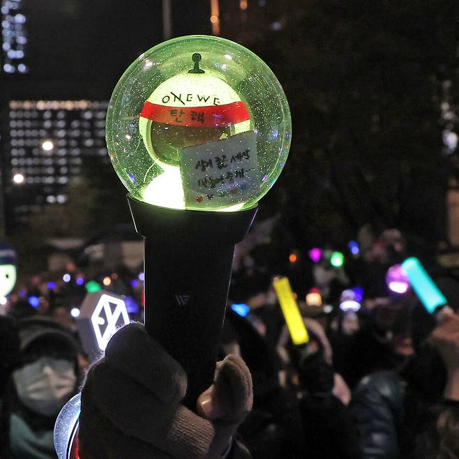 그룹 원위(ONEWE)의 응원봉.백소아 기자