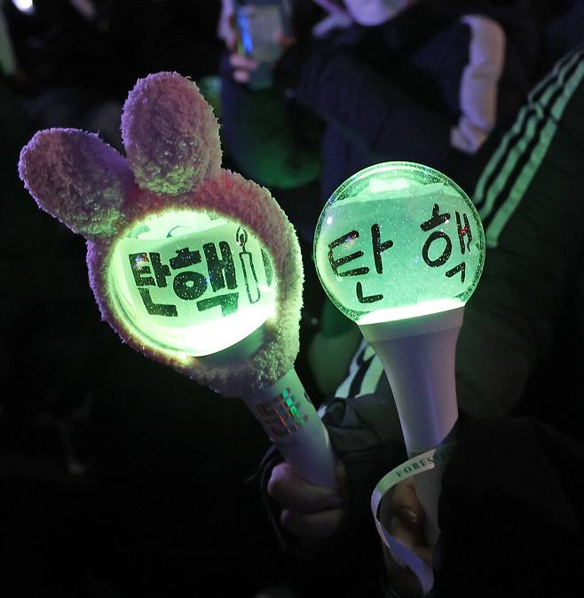 그룹 포레스텔라(Forestella)의 응원봉 ‘숲별봉’. 백소아 기자