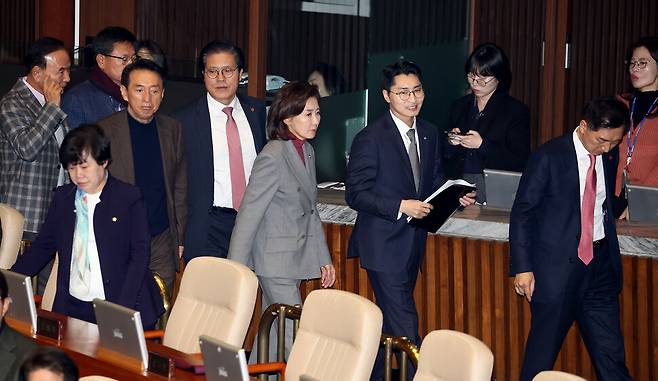 13일 국회 본회의에서 국민의힘 다수 의원들이 긴급현안질문을 마친 박준태 의원을 격려하며 함께 본회의장을 빠져나가고 있다. 연합뉴스