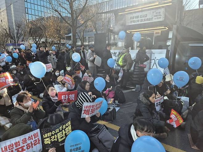 2024년 12월14일 두 번째 윤석열 대통령 탄핵소추안 표결을 앞두고 시민들이 ‘윤석열을 탄핵하라’ 문구가 씌어진 파란 풍선을 들고 있다. 이종근 기자