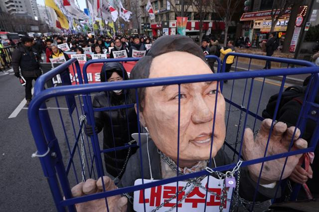 민주노총 조합원들이 12일 서울 중구 세종대로에서 열린 '내란주범 윤석열 즉각 탄핵 구속! 내란동조 국민의힘 해체! 노동자 시민대회'에서 행진하고 있다. 뉴스1