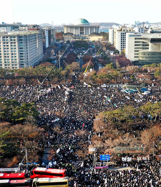 윤석열 대통령에 대한 두 번째 탄핵소추안 국회 표결일인 14일 서울 여의도 국회 앞에서 열린 탄핵 촉구 집회에 참석한 시민들이 손피켓을 들고 '탄핵'을 촉구하고 있다. 최주연 기자