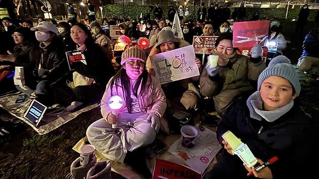 13일(현지시간) 저녁 영국 런던에서 윤석열 대통령 퇴진을 촉구하는 집회가 열리고 있다. 2024.12.14 [자료사진제공:연합뉴스]