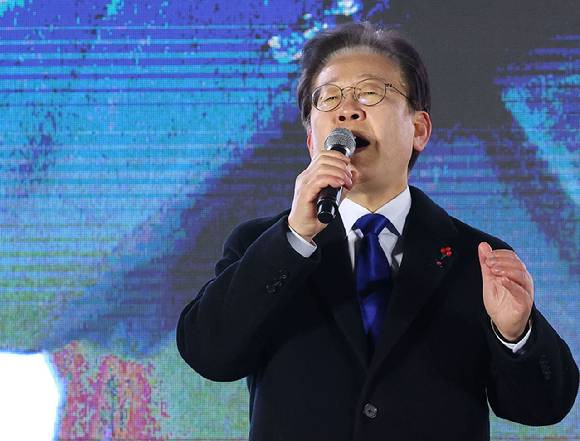 더불어민주당 이재명 대표가 윤석열 대통령 탄핵소추안이 가결된 14일 서울 여의도 국회 앞에서 열린 촛불대회에 참석해 감사인사를 하고 있다. 2024.12.14 [사진=연합뉴스]