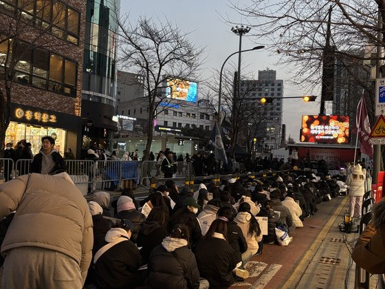 13일 오후 서대문구 신촌 연세로 일대에서 열린 ‘윤석열 대통령 불법계엄 규탄 및 퇴진 요구를 위한 전국 대학생 총궐기 집회’에 참여한 대학생들. 이아미 기자