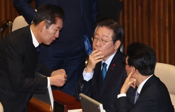 이재명 더불어민주당 대표가 10일 오후 서울 여의도 국회에서 열린 본회의에서 정청래 법사위원장, 김민석 수석 최고위원 등과 대화하고 있다. 뉴스1