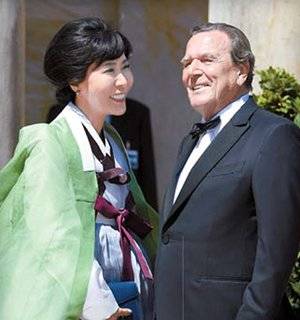 2019년 바이로이트 페스티벌에 참석한 슈뢰더 전 총리와 부인 김소연 여사. [중앙포토]