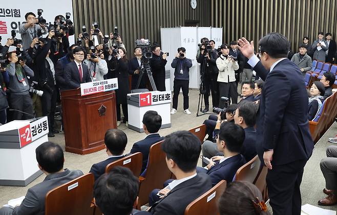 지난 12월 12일 서울 여의도 국회에서 열린 국민의힘 의원총회에서 한동훈 대표가 이날 오전 윤석열 대통령의 담화 내용에 대해 비판하자 강명구 의원이 일어나 항의하고 있다./연합뉴스