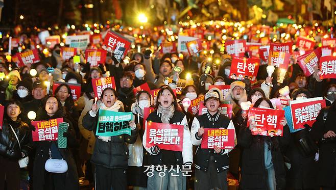 지난 12월 7일 서울 여의도 국회 앞에서 열린 ‘내란죄 윤석열 퇴진! 국민주권 실현! 사회대개혁! 범국민촛불대행진’에서 참석자들이 윤석열 대통령의 퇴진을 촉구하는 구호를 외치고 있다. 권도현 기자