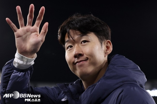 손흥민은 내년 6월 토트넘과의 계약이 만료된다. 토트넘은 1년 연장 옵션을 발동하려고 하고 있지만 여전히 공식발표가 없다. 현재 손흥민은 다수의 팀과 연결되고 있다. 토트넘은 그의 장기적인 대체자를 구할 모양이다. 사진=ⓒAFPBBNews = News1