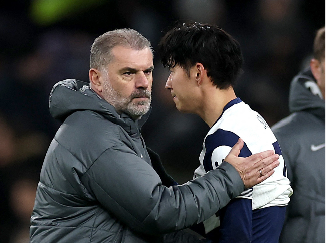 엔제 포스테코글루 감독은 최근 손흥민과의 재계약 엽를 두고 말을 아꼈다. 부진하고 있는 팀의 성적 속 선수 개개인의 계약 문제를 언급하는 것에 조심스러운 입장을 보였다. 사진=Reuters=연합뉴스 제공