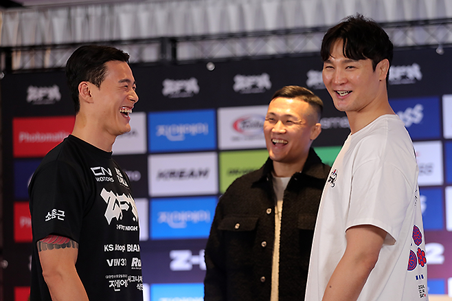 김한슬(오른쪽)과 황인수가 호텔 마리나베이 서울 아라 ZFN 2 UFC 파이트 패스 메인이벤트 공개 계체 행사에서 마주보다 웃고 있다. 가운데는 정찬성 대표. 사진=이교덕 격투기 전문기자 제공