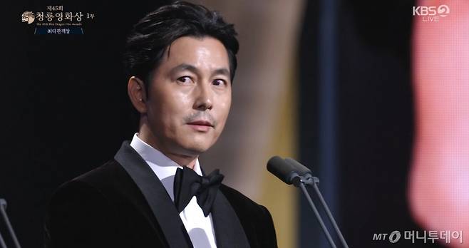 배우 정우성. 사진은 지난달 29일 오후 서울 영등포구 여의도 KBS홀에서 열린 제45회 청룡영화상. 이날 정우성은 최다관객상 시상자로 등장해 '혼외자 논란'과 관련해 사과했다. /사진=KBS2 방송화면 캡처