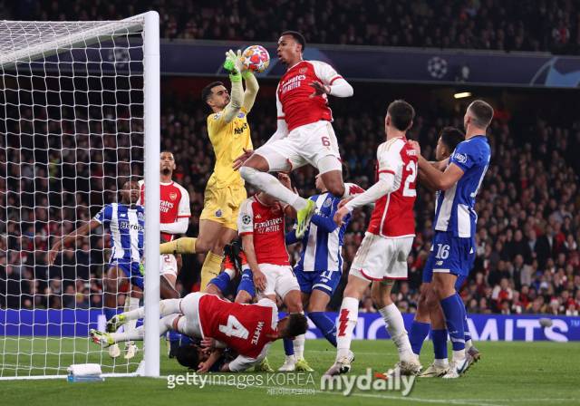 아스널은 코너킥 상황에서 최대한 많은 선수를 골문 앞까지 전진 배치한다./게티이미지코리아