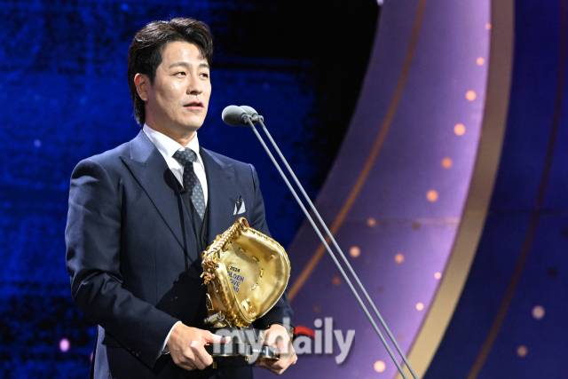 삼성 강민호가 13일 오후 서울 삼성동 코엑스 오디토리움에서 진행된 '2024 KBO 골든글러브' 시상식에서 3루수 부문 골든글러브를 수상한 뒤 소감을 밝히고 있다./삼성동=곽경훈 기자 kphoto@mydaily.co.kr