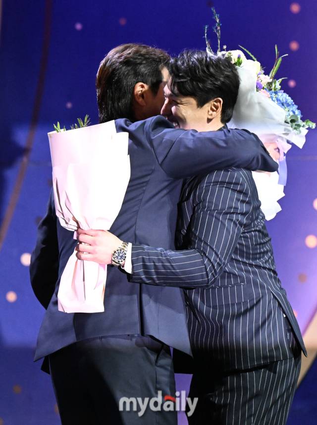 삼성 강민호가 13일 오후 서울 삼성동 코엑스 오디토리움에서 진행된 '2024 KBO 골든글러브' 시상식에서 포수 부문 골든글러브를 수상한 뒤 박동원의 축하를 받고 있다./삼성동=곽경훈 기자 kphoto@mydaily.co.kr