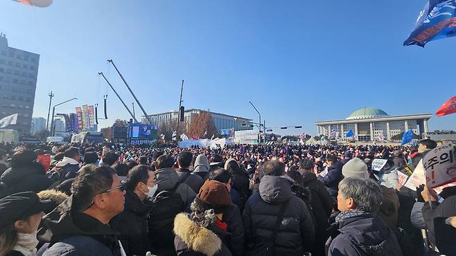 윤석열 대통령에 대한 두 번째 탄핵소추안 표결이 예정된 14일 오전 국회의사당 앞을 시민들이 가득 채운 모습. 박지영 기자