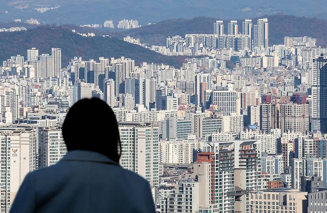 서울 중구 남산에서 바라본 서울 시내 주택과 아파트 단지의 모습. 사진은 기사와 직접적 관련 없음. [연합]