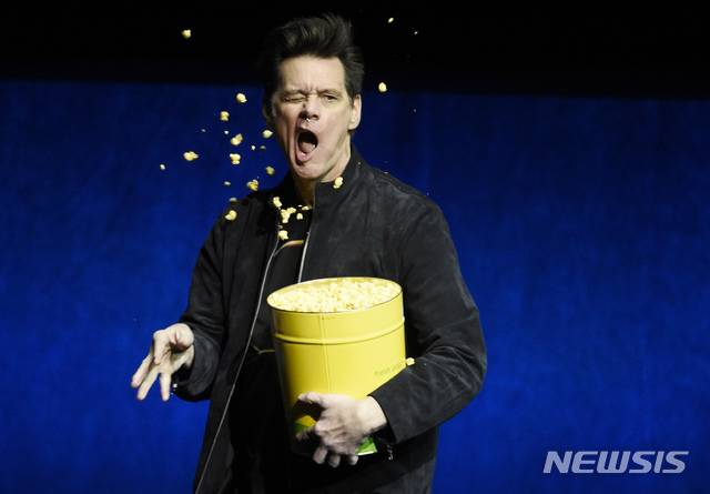 【라스베이거스=AP/뉴시스】배우 짐 캐리가 4일(현지시간) 미 네바다주 라스베이거스 시저스 팰리스 호텔에서 열린 전국극장주연합회 행사인 '시네마콘 2019'의 라이온스 게이트 발표회 무대에 올라 팝콘을 자신의 얼굴에 뿌리고 있다. 짐 캐리는 곧 개봉하는 영화 '소닉 더 헤지혹(Sonic the Hedgehog)에 출연했다. 2019.04.05.