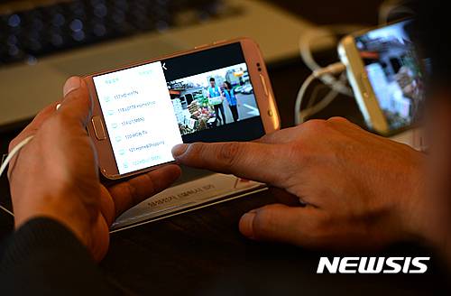 【서울=뉴시스】임태훈 기자 = 1일 오후 서울 중구 프레스센터 외신기자클럽에서 열린 고화질(HD) DMB 방송 출범식에서 관계자가 스마트폰을 통해 고화질 DMB 시청 시연을 하고 있다.  지상파 DMB특별위원회는 출범식을 통해 이날부터 YTN DMB, 한국 DMB, U1미디어 등 3개 DMB 방송사가 고화질 방송 시스템을 구축 현재보다 12배 더 선명한 방송 화면을 송출한다고 밝혔다. 한편 대표 방송 3사 KBS, MBC, SBS는 방송 시기를 검토 중이거나 아직 계획을 확정하지 못한 상황이다. 2016.08.01. taehoonlim@newsis.com